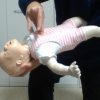 乳児の食事による窒息事故に安定した背中の叩き方（動画あり）