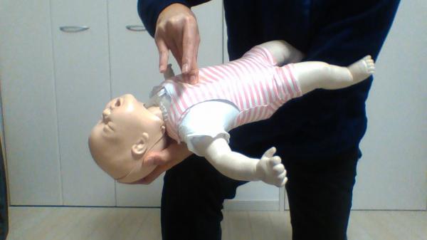 乳児の食事による窒息事故に安定した背中の叩き方（動画あり）
